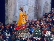 Prozession in Bari. Die Statue des Heiligen wird von der Basilika bis zum Hafen getragen.; Rechte: nah dran